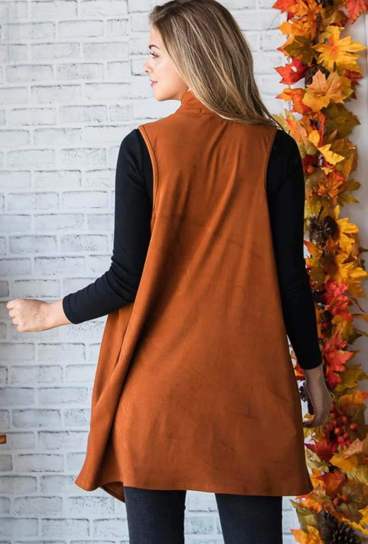 SLEEVELESS SOLID OPEN CARDIGAN WITH SIDE POCKET AND ASYMMETRICAL HEM DETAIL