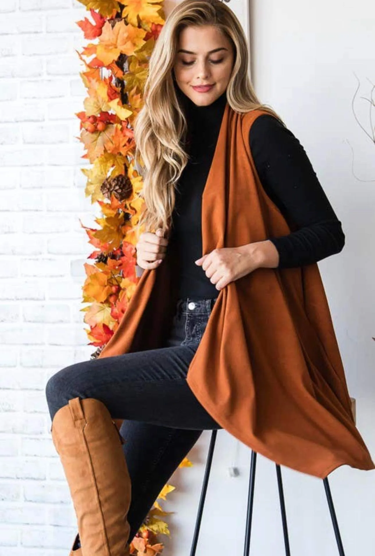SLEEVELESS SOLID OPEN CARDIGAN WITH SIDE POCKET AND ASYMMETRICAL HEM DETAIL